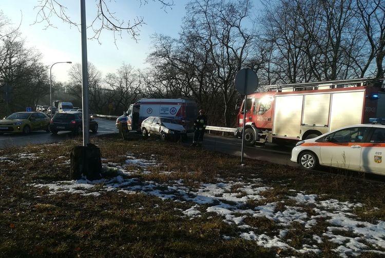 Kolizja autobusu z samochodem. Tworzyły się korki [ZDJĘCIA]