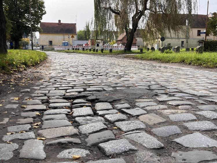 Najbardziej dziurawe ulice Wrocławia. Można pogubić koła!