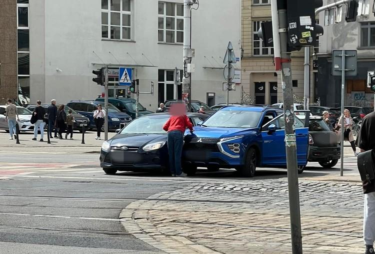 Wrocław: Dwa auta zderzyły się obok Rynku i blokują torowisko