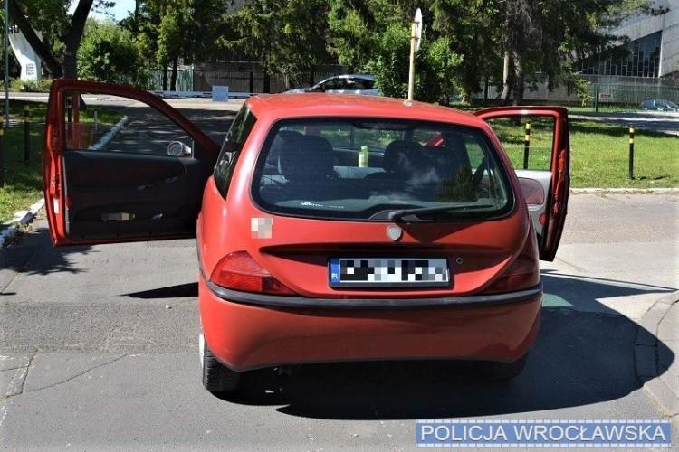 26-letni kierowca wyrzucał przez okno zawiniątka z marihuaną [ZDJĘCIA]