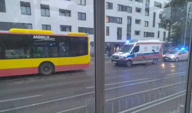 Pasażerowie poprzewracali się po ostrym hamowaniu. Karetka na miejscu