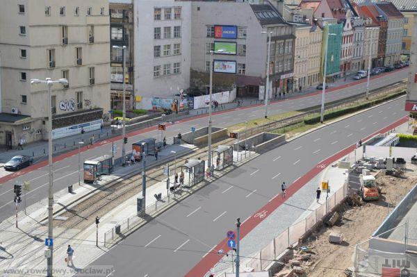 Aktywiści cieszą się z nowych tras rowerowych wokół Rynku. I apelują: załatajmy kolejne dziury!