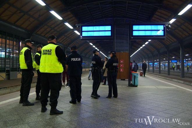 Są zarzuty dla kiboli za zatrzymanie pociągu na Nowym Dworze i atak na policję
