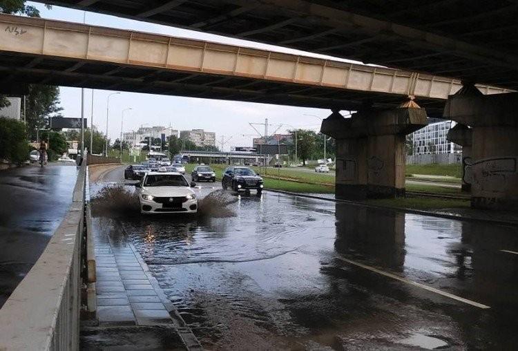 Burze z gradem zbliżają się do Wrocławia