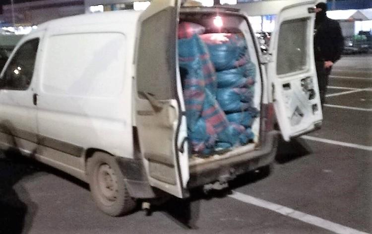 Straż graniczna zabezpieczyła samochód po sufit wypchany tytoniem [ZDJĘCIA]