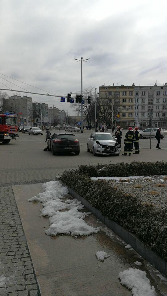 Wypadek na pl. Orląt Lwowskich. Były objazdy dla tramwajów