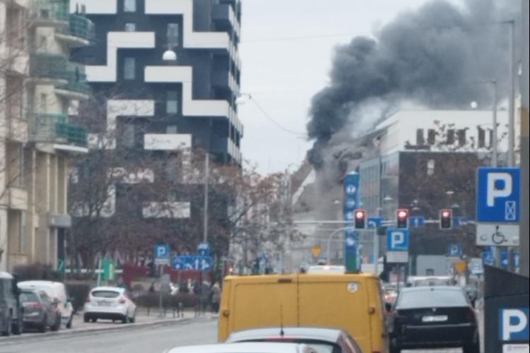 Wrocław: Groźny pożar hotelu na Kościuszki. Dwie osoby w stanie ciężkim [ZDJĘCIA, FILM]