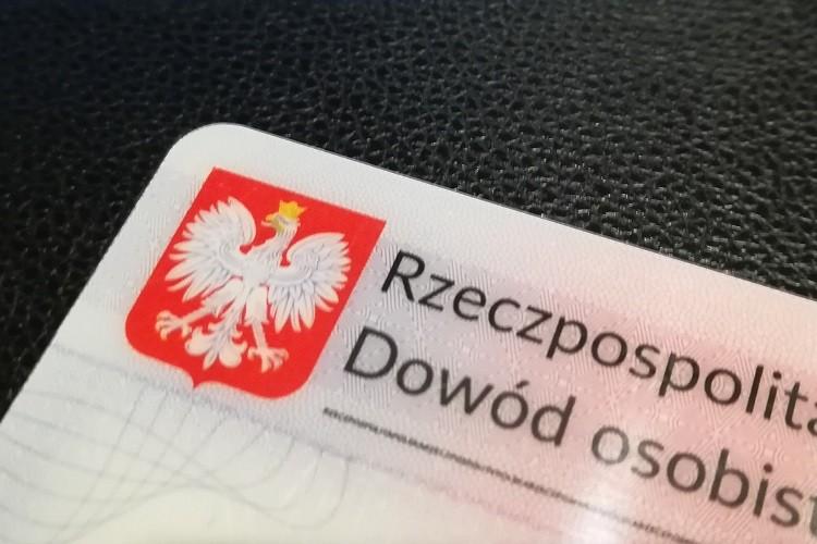 Mężczyzna posługiwał się fałszywym dowodem osobistym. Został zatrzymany przez policję