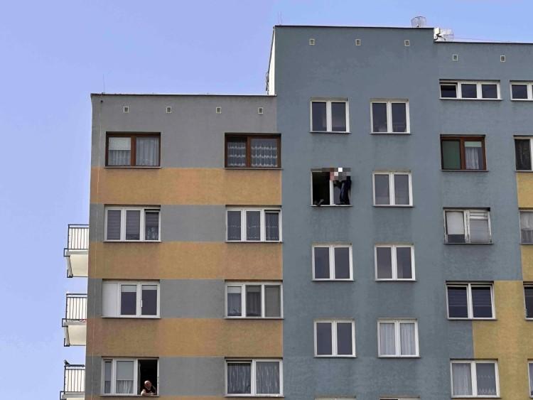 Chwile grozy w Oławie. Desperat chciał skoczyć z wieżowca nad Odrą