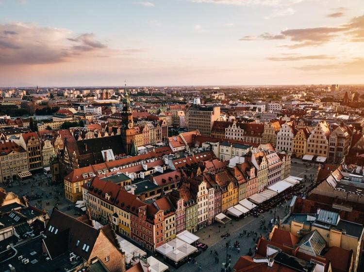 Wybieramy mieszkanie we Wrocławiu – jakie udogodnienia w okolicy są najważniejsze dla rodzin z dziećmi?