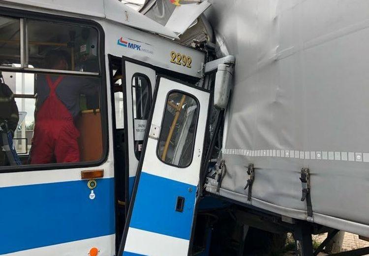 Tramwaj wbił się w ciężarówkę. Spore utrudnienia