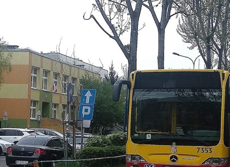 Jak on tam wjechał?! Mieszkańcy przecierali oczy ze zdumienia widząc autobus MPK w tym miejscu