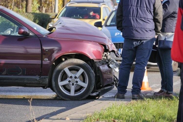 Droga Wrocław - Świdnica zakorkowana po wypadku. Jedna osoba ranna