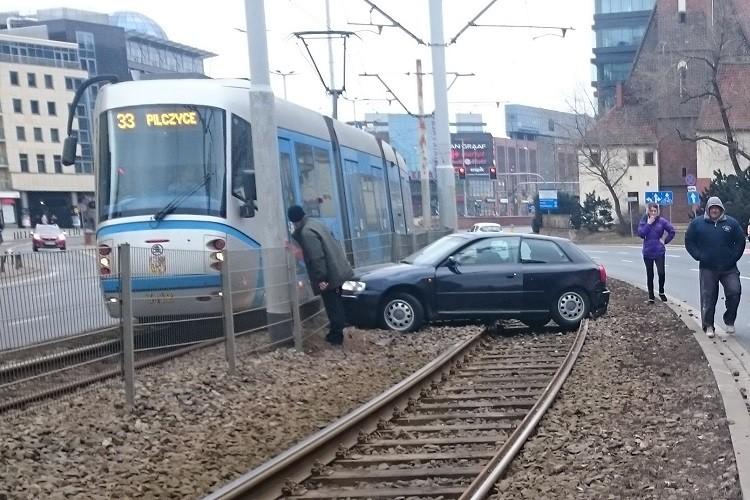 Kolizja na Kazimierza Wielkiego. Auto wylądowało na torowisku
