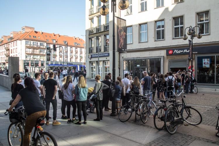 Nowa promocja Pizza Hut Express. Tłumy chętnych po darmową pizzę [ZDJĘCIA]