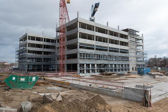 Trwa przebudowa ulicy Strzegomskiej. Żeby łatwiej było wjechać do kompleksu biurowego