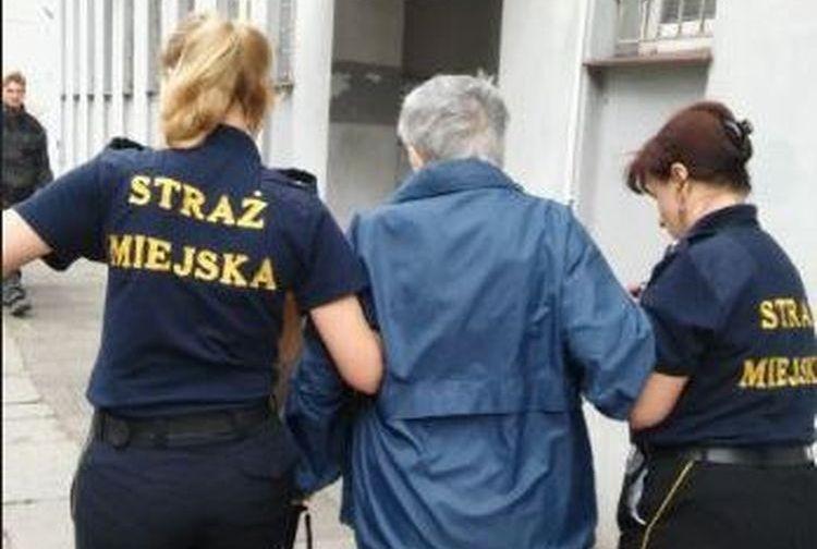 Napadł na 90-latkę. Pomogli jej strażnicy miejscy