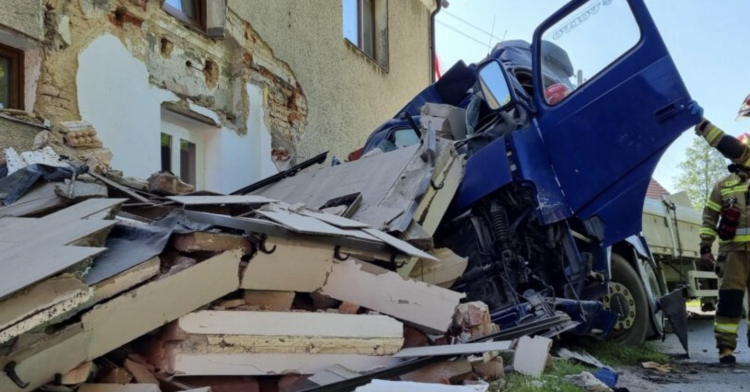 Ciężarówka z granitem wbiła się w dom. Zniszczenia są ogromne