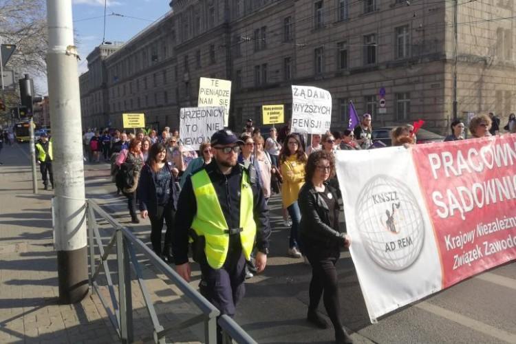 Protest pracowników sądów, zderzenie ciężarówek i zerwana sieć trakcyjna [PODSUMOWANIE DNIA]