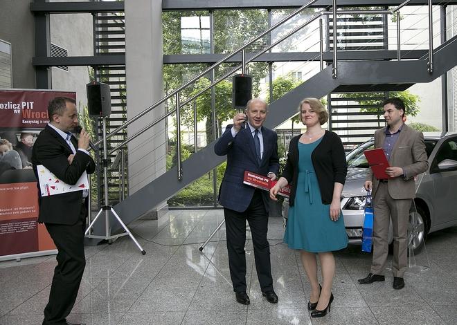 Urzędnicy wręczyli podatnikom auto i tablety. Poznaliśmy nazwiska części laureatów [FOTO]