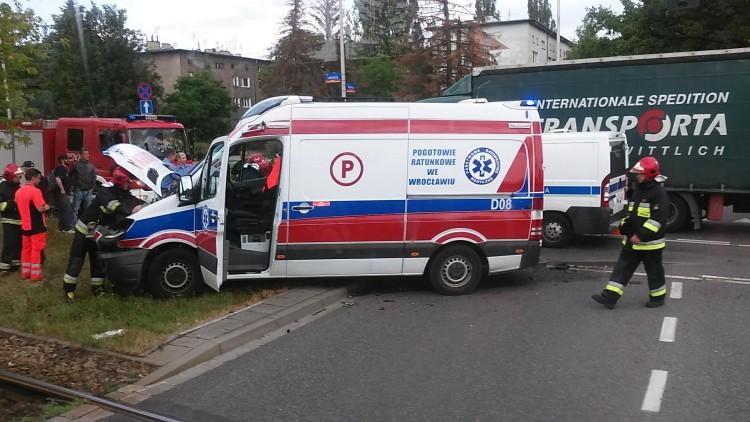 Wrocław: zderzenie z udziałem karetki na sygnale [ZDJĘCIA]