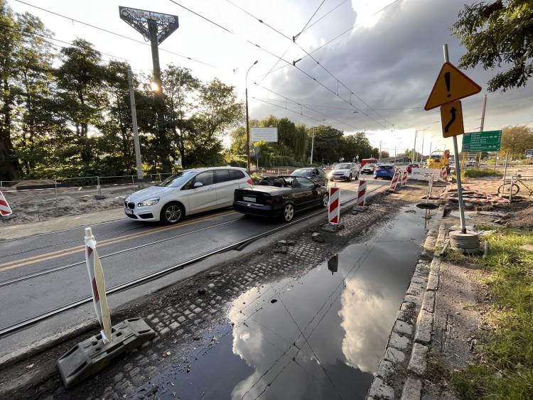 Wrocław: Problemy na budowie Alei Wielkiej Wyspy. Autobusy nie mieściły się na jezdni
