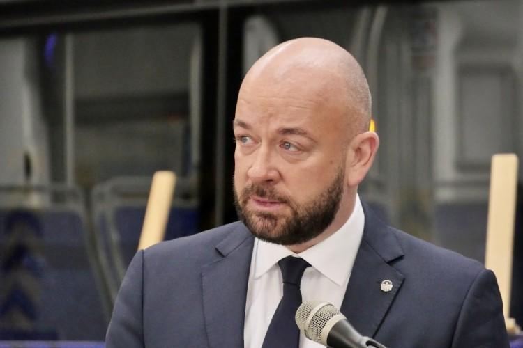 Jackowi Sutrykowi zostało już tylko pół roku. A co z obietnicami?