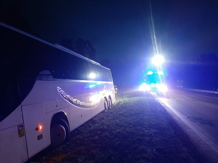 Autobus z 50 pasażerami wjechał do rowu na autostradzie A4