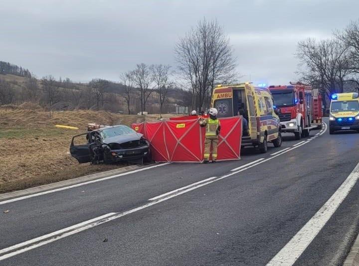 Śmiertelny wypadek na trasie Wrocław-Jelenia Góra. Nie żyje kobieta, do szpitala trafiły jej dzieci