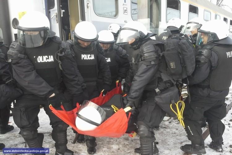 Tak wrocławscy policjanci radzą sobie z chuliganami w pociągu [WIDEO]