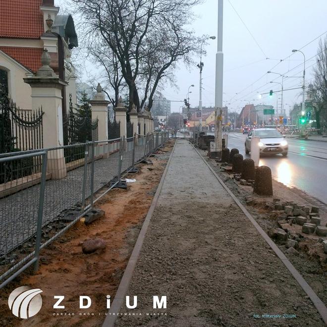 Trwa budowa drogi rowerowej na Traugutta. Wiosną będzie gotowa [FOTO]