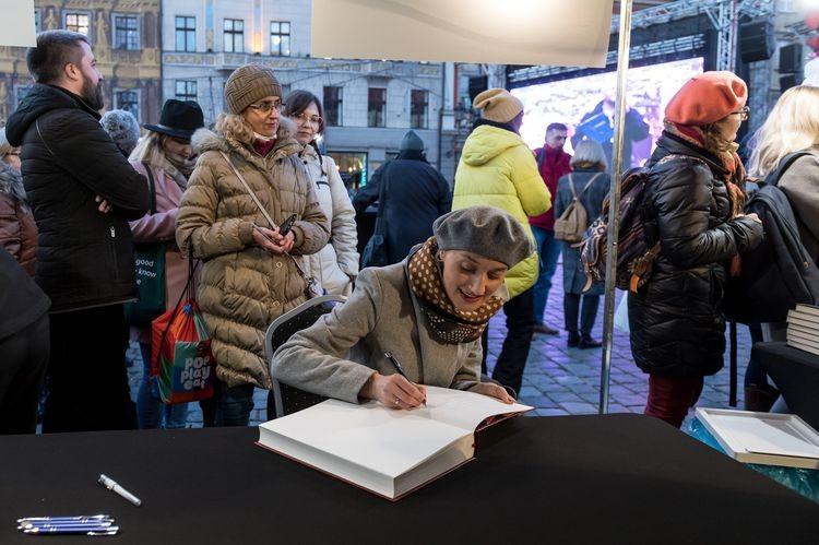 Księga gratulacyjna dla Olgi Tokarczuk w Urzędzie Miejskim
