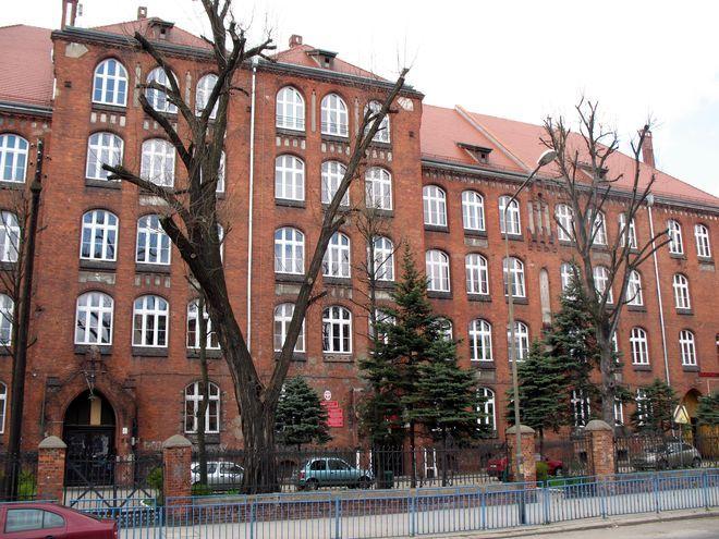 Razem pisze do Dutkiewicza w sprawie likwidacji szkół. „Czy Ratusz chce uniknąć konfrontacji z kuratorem oświaty?”