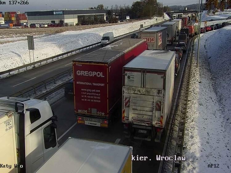 Wypadek na A4 koło Wrocławia. Jedno auto w rowie, drugie blokuje pas