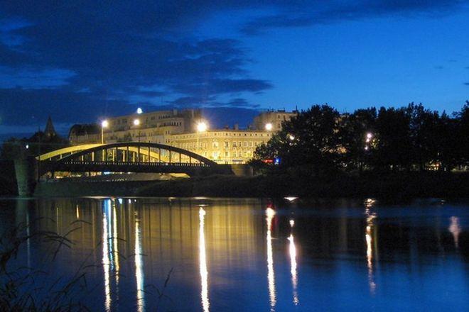 Makabryczny wypadek we Wrocławiu. Nie żyje mężczyzna, który wpadł do Odry po uderzeniu przez pociąg