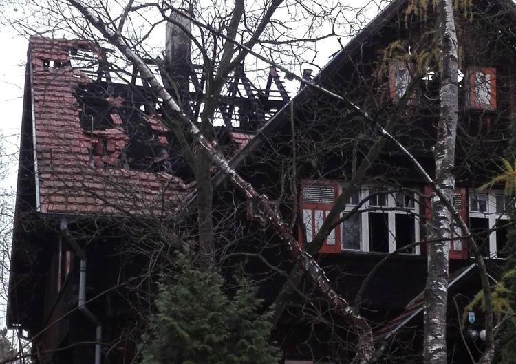 Pożar zabytkowej drewnianej willi na Zalesiu [ZDJĘCIA]
