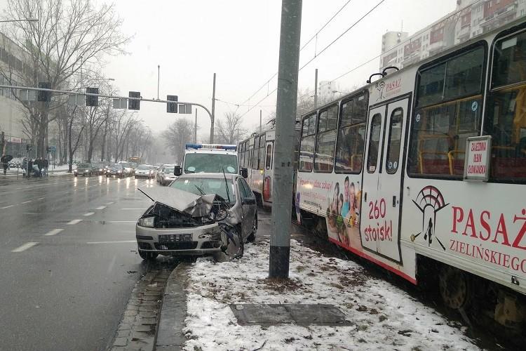 Zderzenie tramwaju z samochodem przy Sky Towerze. Utrudnienia dla kierowców i pasażerów MPK [ZDJĘCIA]