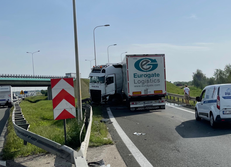 Zablokowany zjazd z AOW po wypadku ciężarówki [ZDJĘCIA]