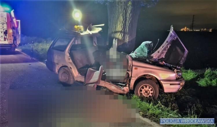 Rozpędzone auto uderzyło w przepust. Śmiertelny wypadek w Smardzowie
