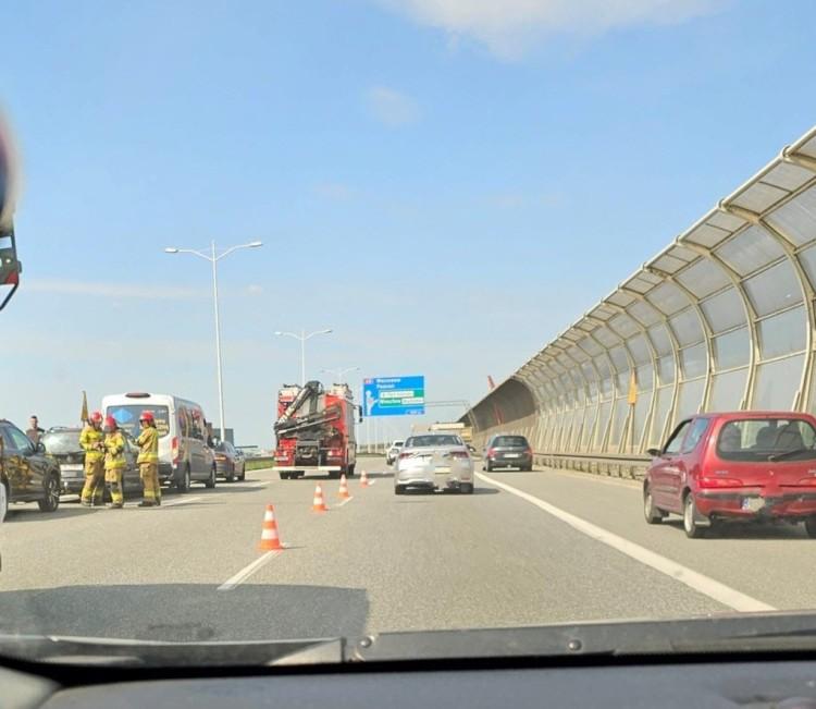 Wrocław: Zderzenie 4 samochodów na AOW przy zjeździe na lotnisko. Spore utrudnienia