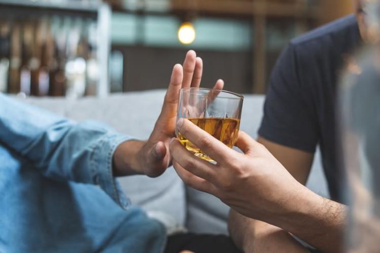 Jak poradzić sobie z nałogiem alkoholowym? Przebieg leczenia alkoholizmu