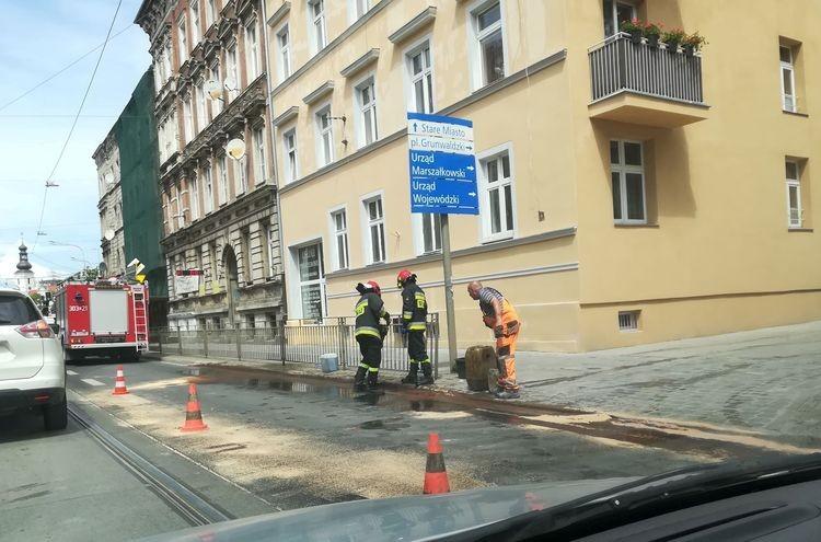 Utrudnienia na Traugutta z powodu rozlanego oleju [ZDJĘCIA]