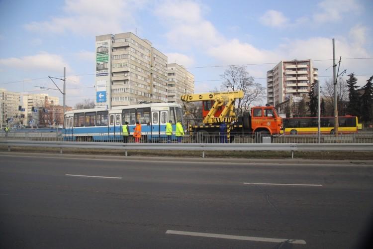 Tramwaj wykoleił się na pl. Strzegomskim. Ruch był sparaliżowany przez cztery godziny [ZDJĘCIA]