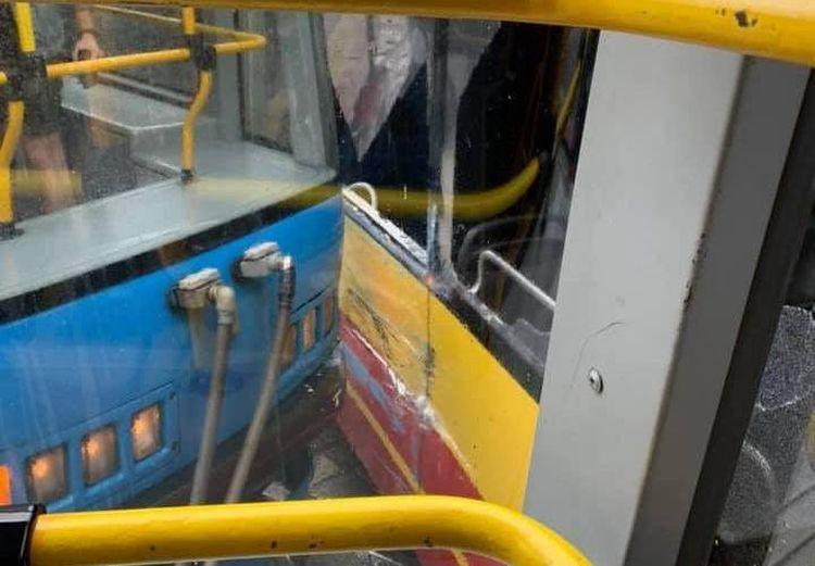 Duże utrudnienia w centrum. Tramwaj zderzył się z autobusem