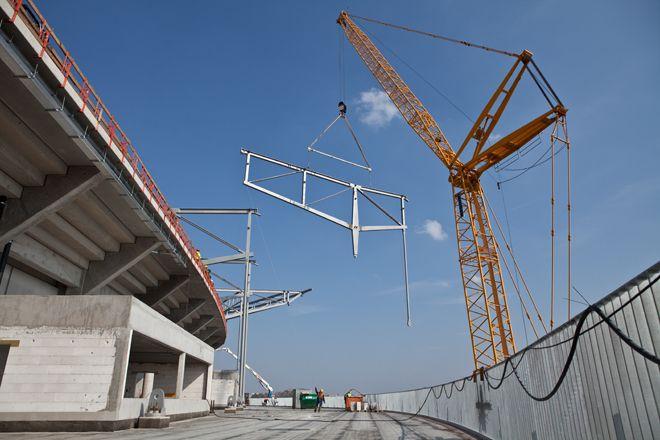 W środę kończą montować stalowe elementy dachu stadionu
