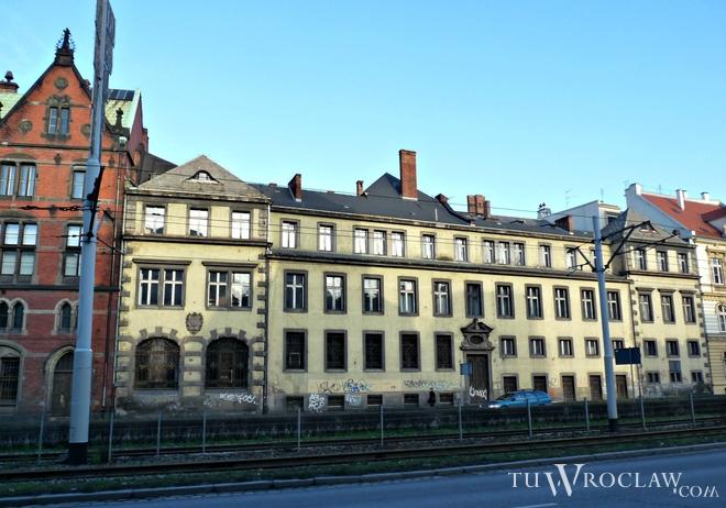 Uniwersytet znów sprzedaje XVIII-wieczny pałac tuż przy Rynku. Kolejny raz spuścili z ceny