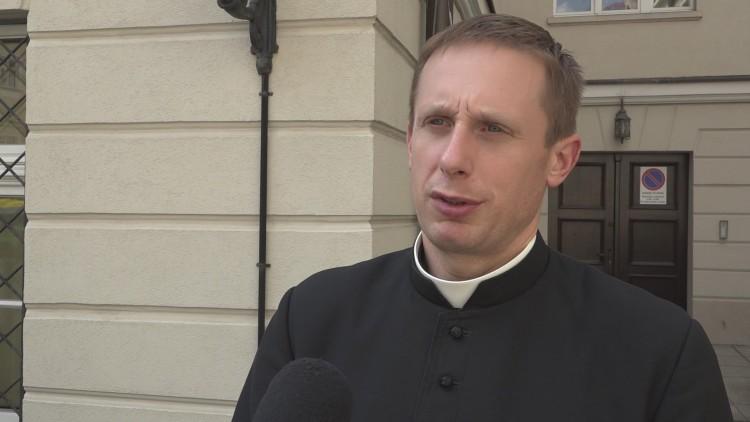 Rzecznik kurii o ataku nożownika: „To nie był atak na konkretną osobę. Ofiarą mógł być każdy, kto nosi sutannę” [WIDEO]