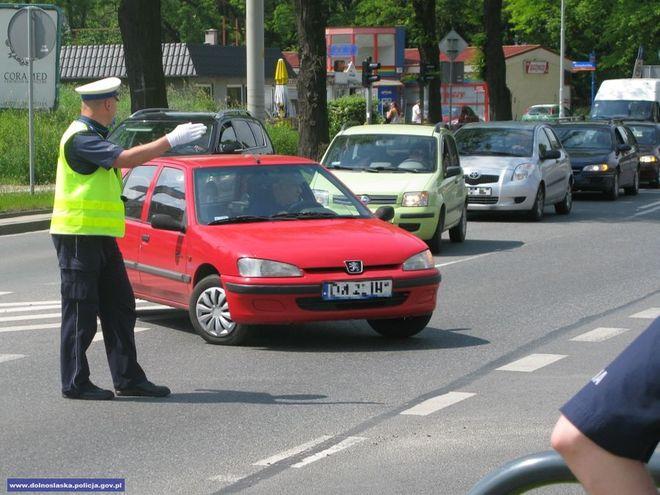 Policjanci z drogówki w pocie czoła kierowali ruchem, jeździli radiowozami i strzelali