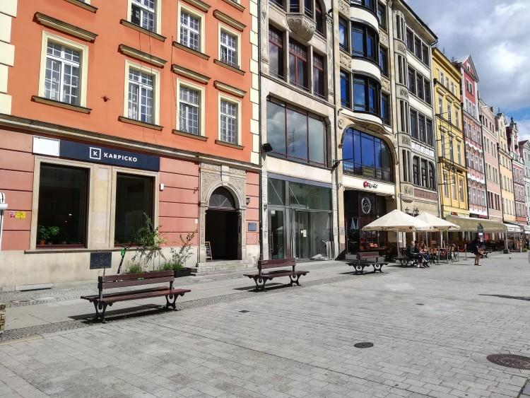 Wrocław: Upadła kawiarnia na Rynku. Lokal stoi pusty