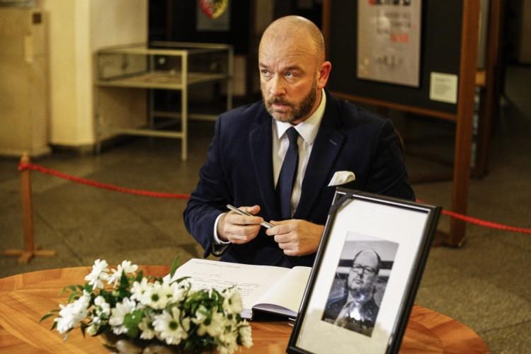 Jacek Sutryk złożył kondolencje w księdze pamięci prezydenta Adamowicza [ZDJĘCIA]